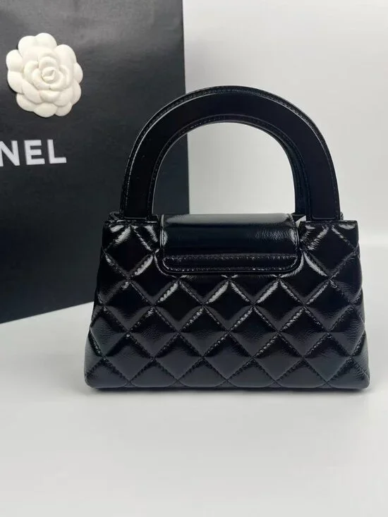 Classic CHANEL Bag: A Stylish and Versatile Choice for Elegance - Picture 4 of 6